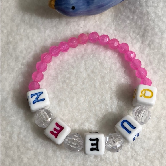QUEEN Block Letter Pink & Clear Bead Bracelet - Picture 6 of 8